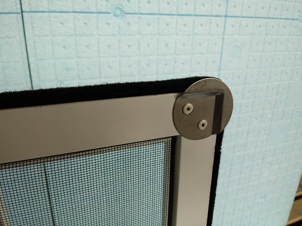 Castore – Die Zurrmulde und Bürsten des FIX-Aluminium-Mückennetzes Castore - Die Zurrmulde und Bürsten des FIX-Aluminium-Mückennetzes